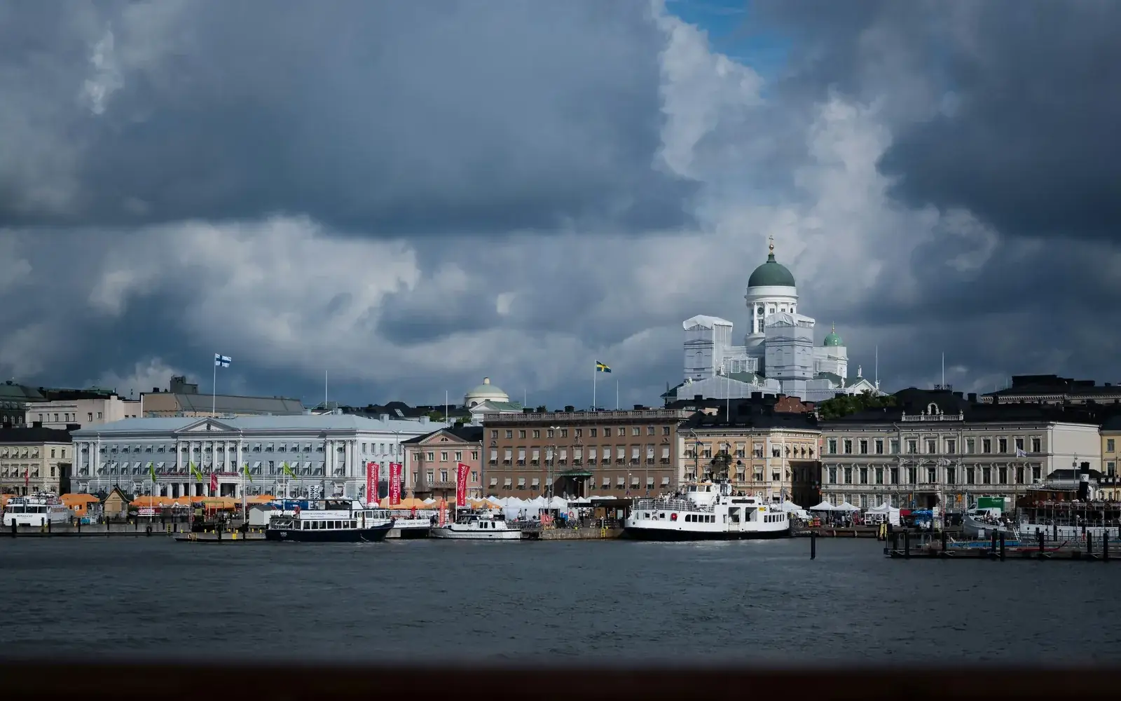 Vista del puerto y la catedral de Helsinki