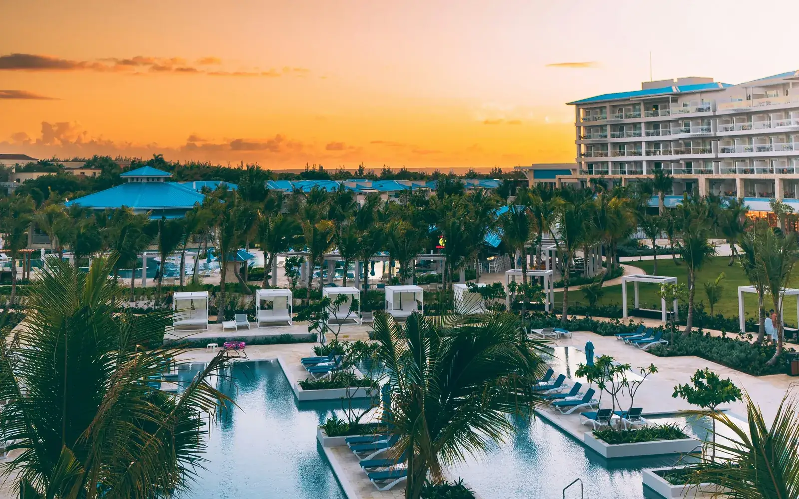 Resort tropical de Punta Cana durante el atardecer